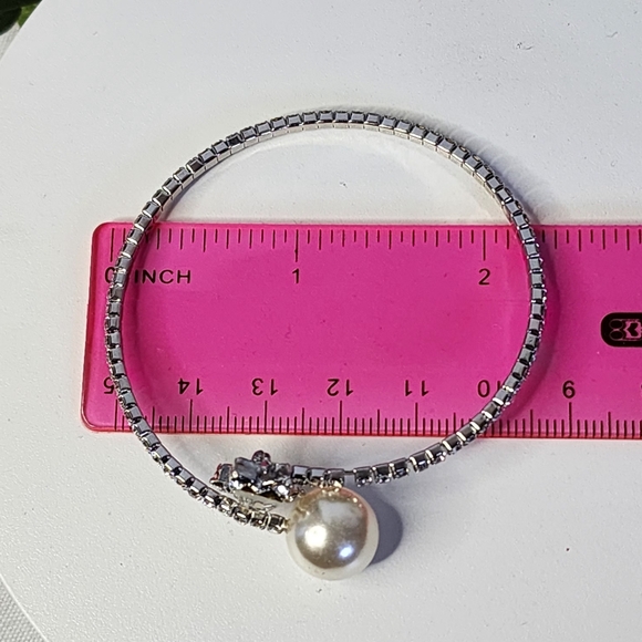 Flexible Crystal Star and Faux Pearl Bangle Bracelet - Picture 7 of 7